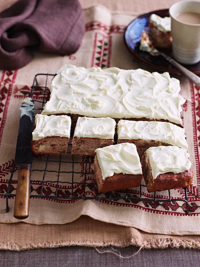 Hummingbird Cake auf Kuchengitter