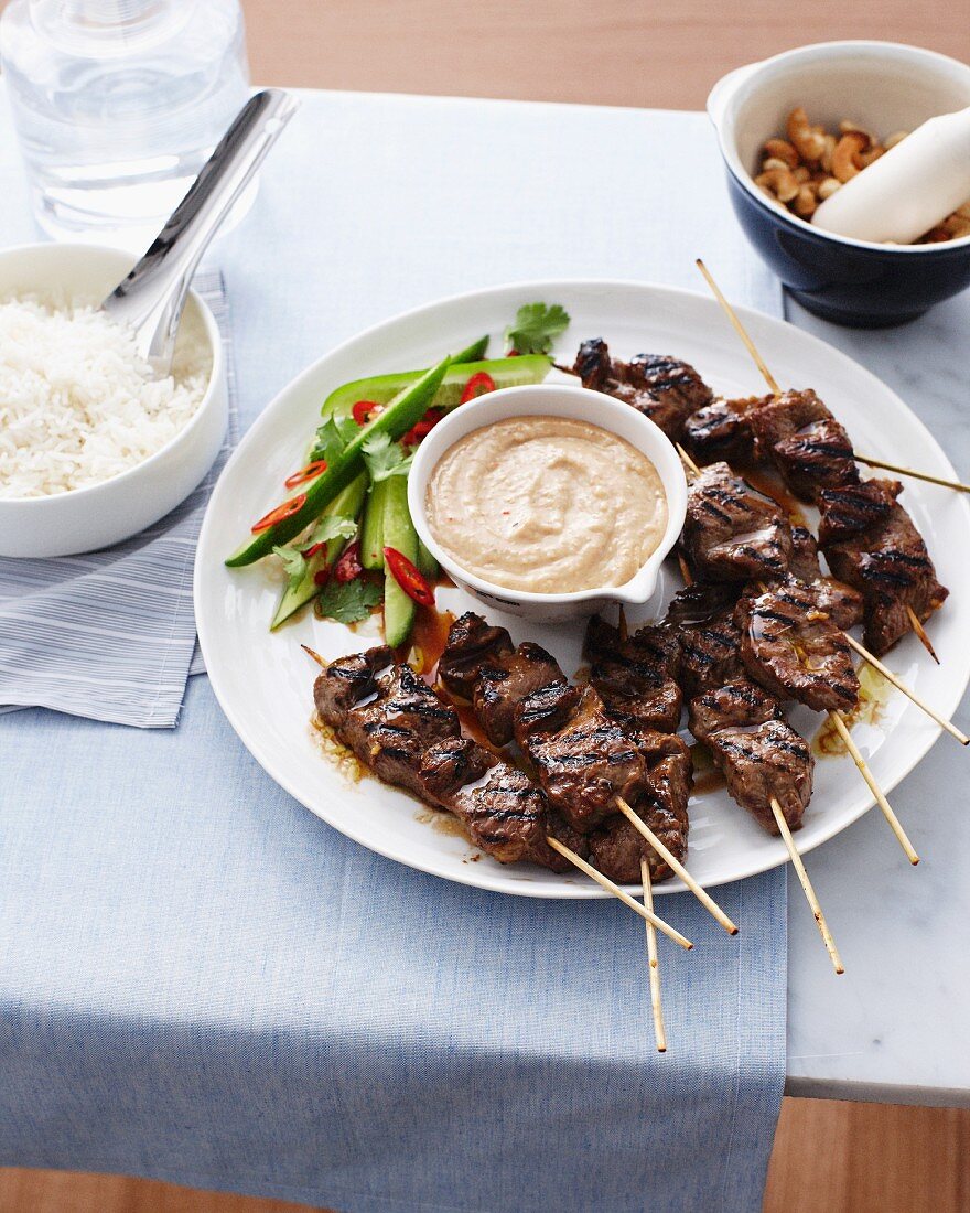 Rindfleischspiesse mit Satay-Sauce und Reis