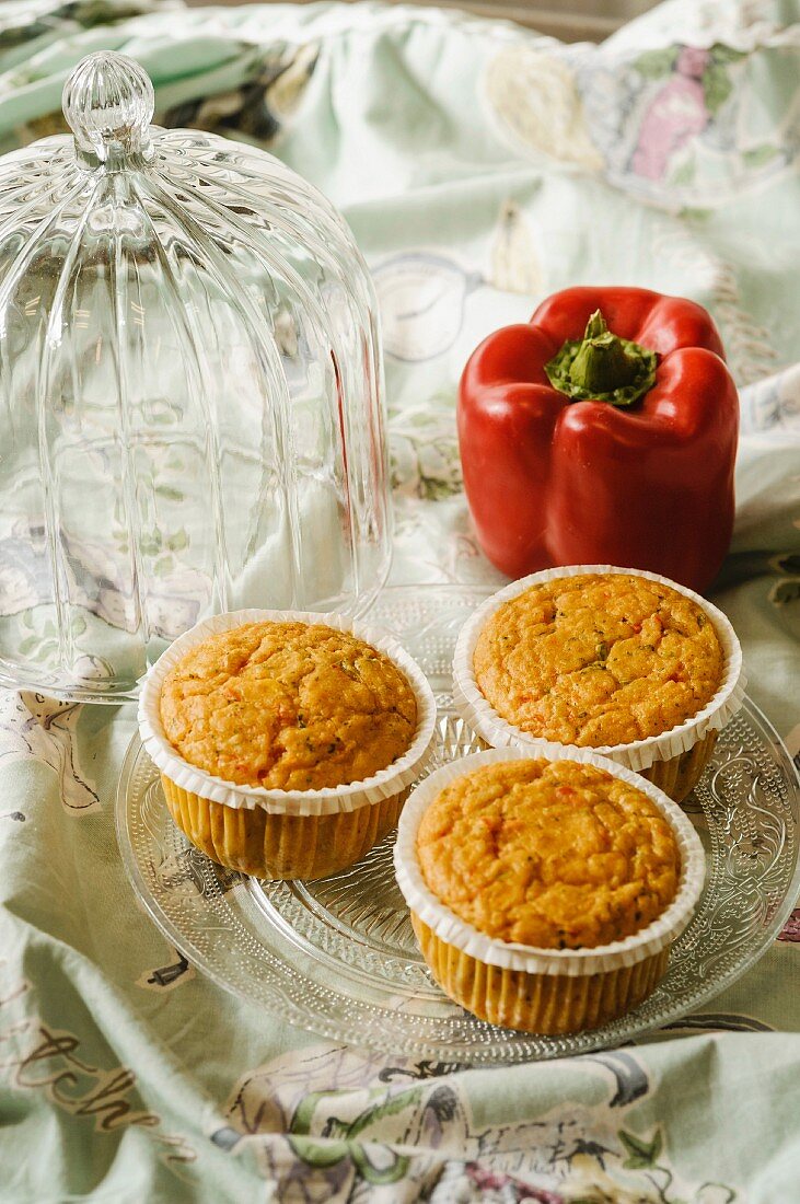 Pikante Muffins mit Paprika und Couscous