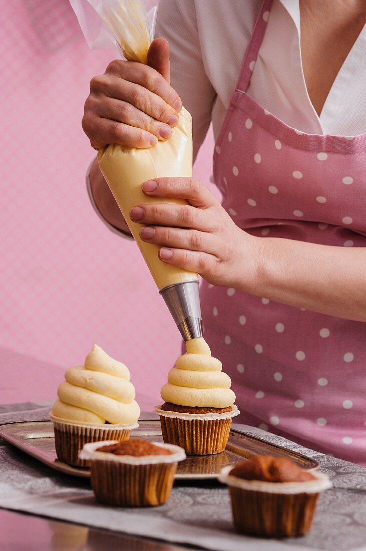 Cupcake mit Mangocreme verzieren