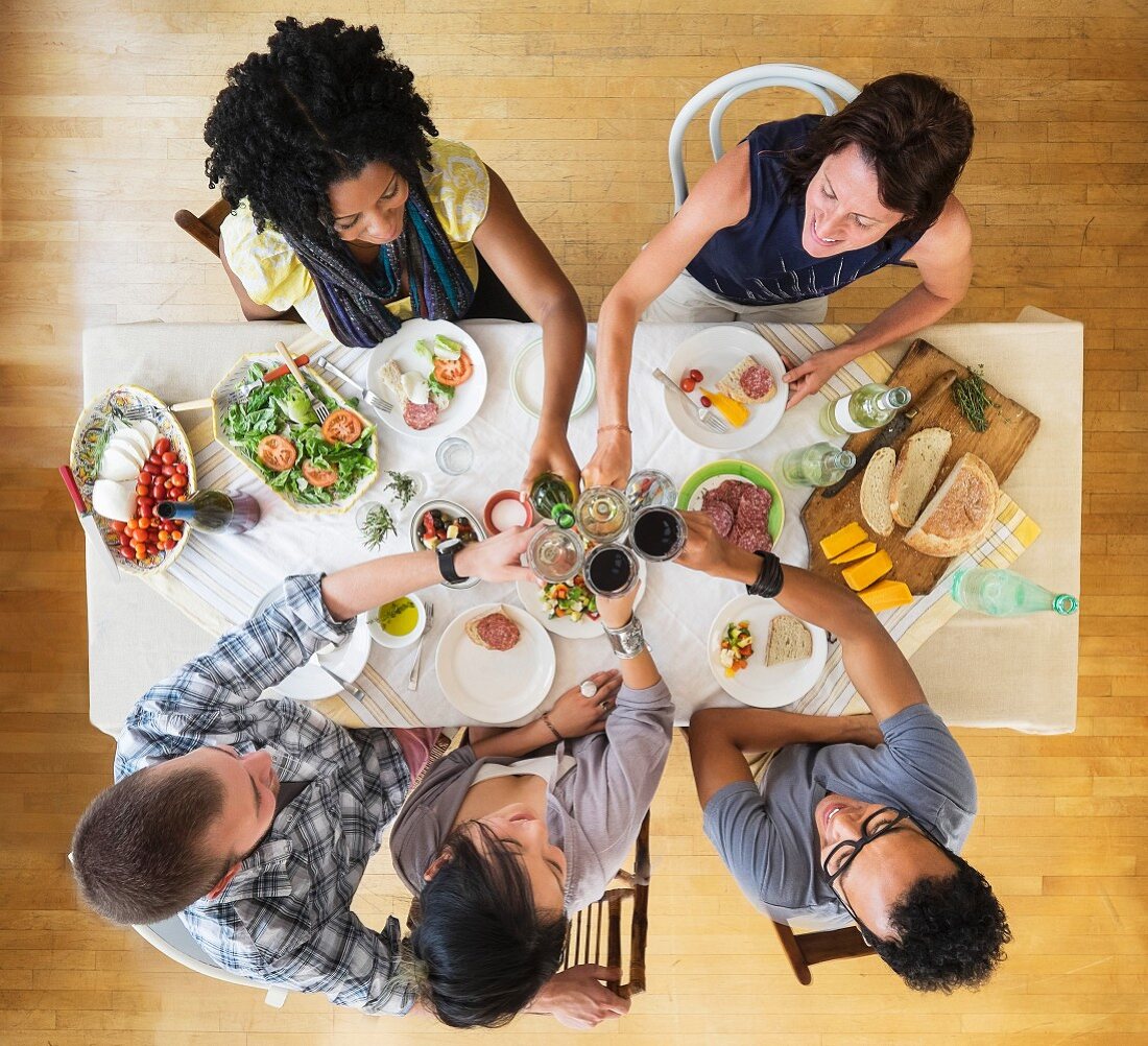 Freunde essen zusammen bei einer Dinner-Party