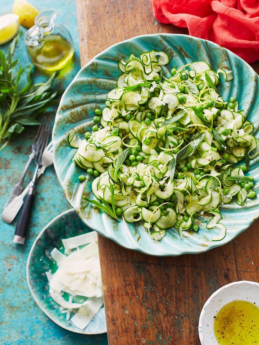 Courgette strips with peas