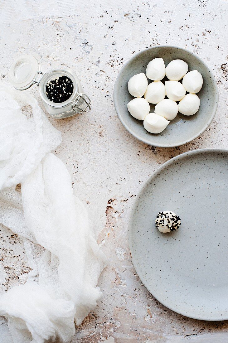 Mozzarella balls with sesame seeds