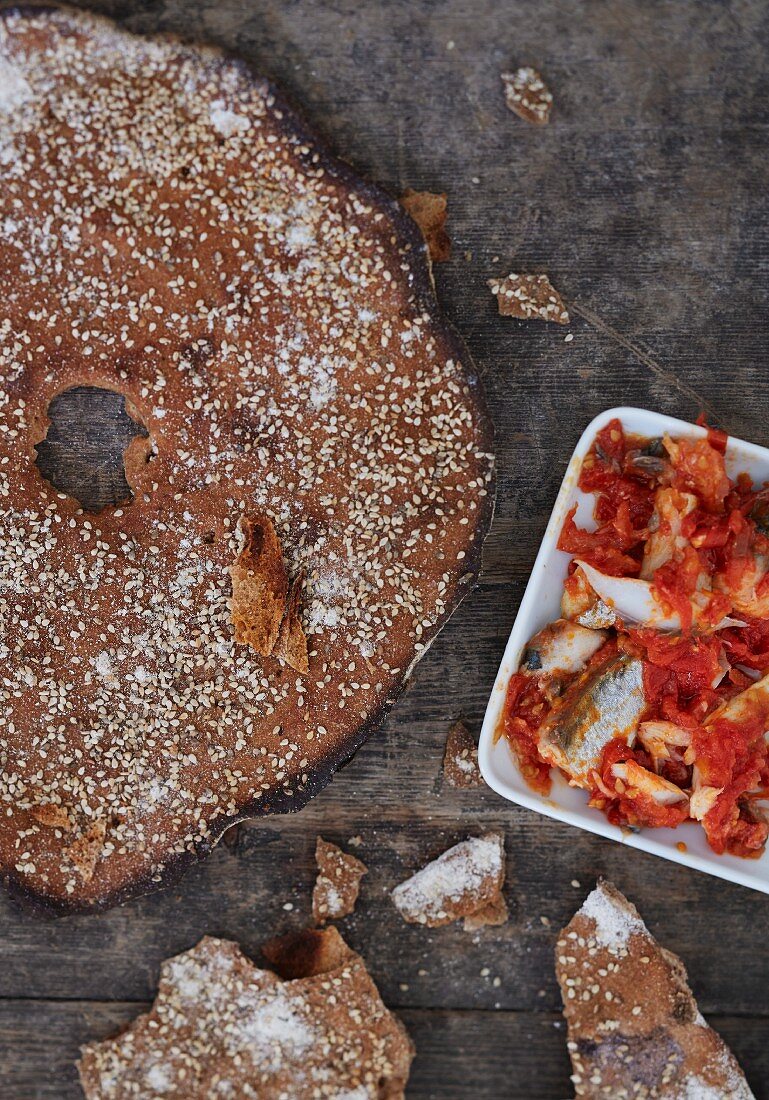 Homemade crispbread with mackerel and tomatoes