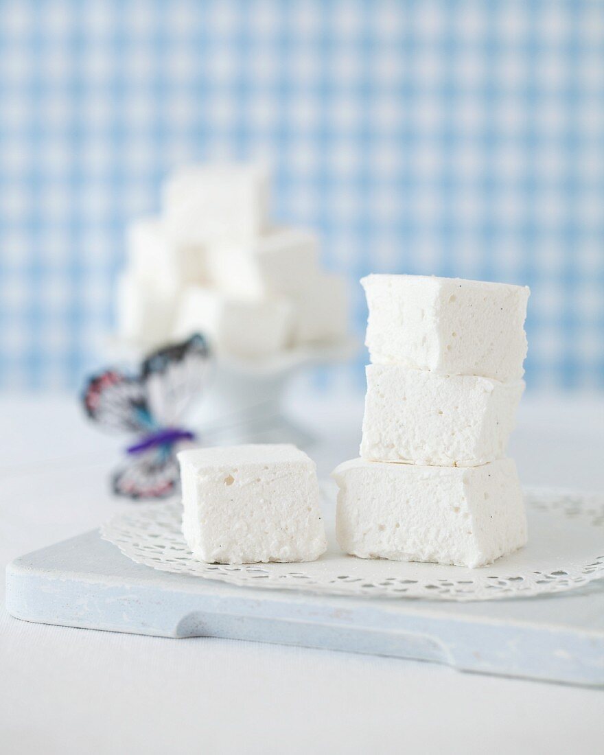 Gestapelte Marshmallow-Würfel auf Tortenpapier
