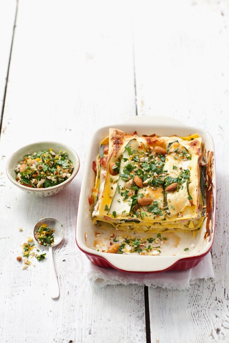 Zucchini-Schinken-Lasagne mit Mandeln und Petersilie