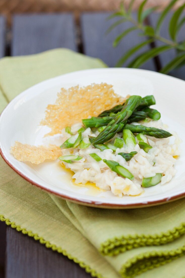 Reis mit grünem Spargel und Parmesan-Chips