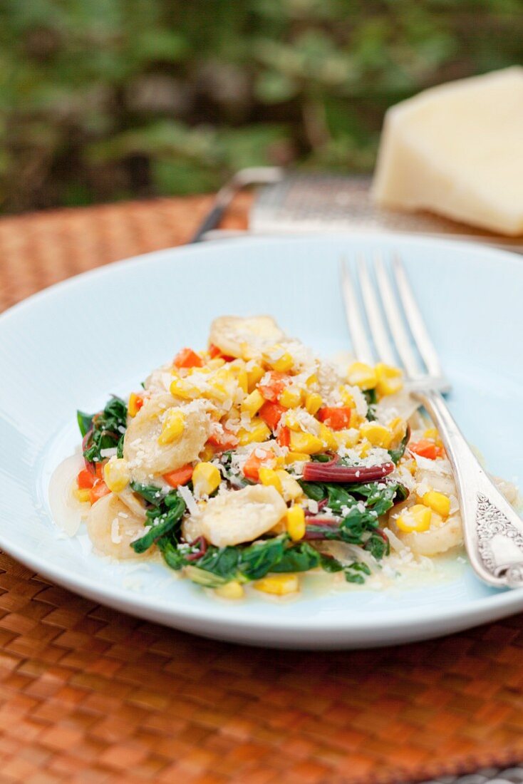 Orecchiette mit gebratenen Maiskörnern, Mangold und Parmesan