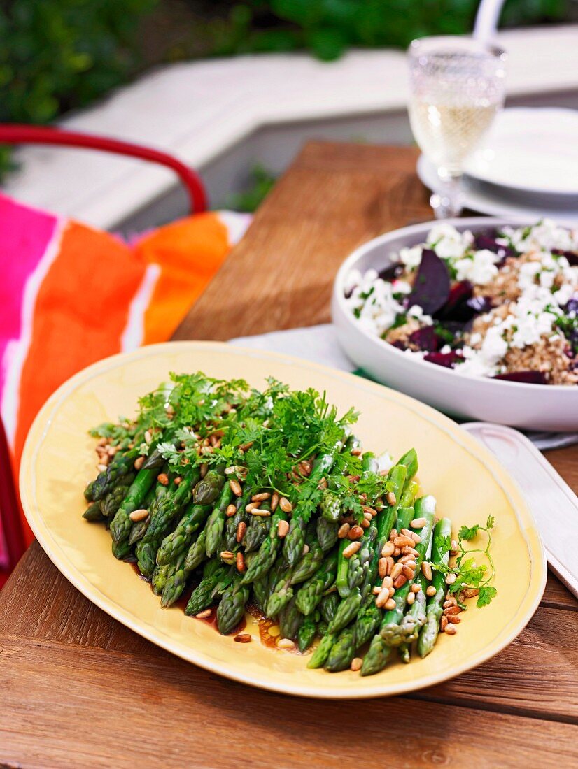 Spargelsalat und Rote-Bete-Quinoa-Salat mit Feta