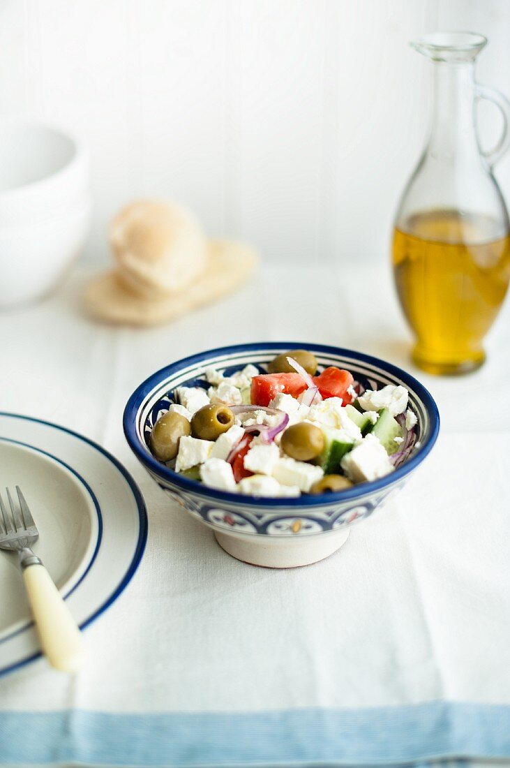 Griechischer Salat mit Olivenöl und Fladenbrot