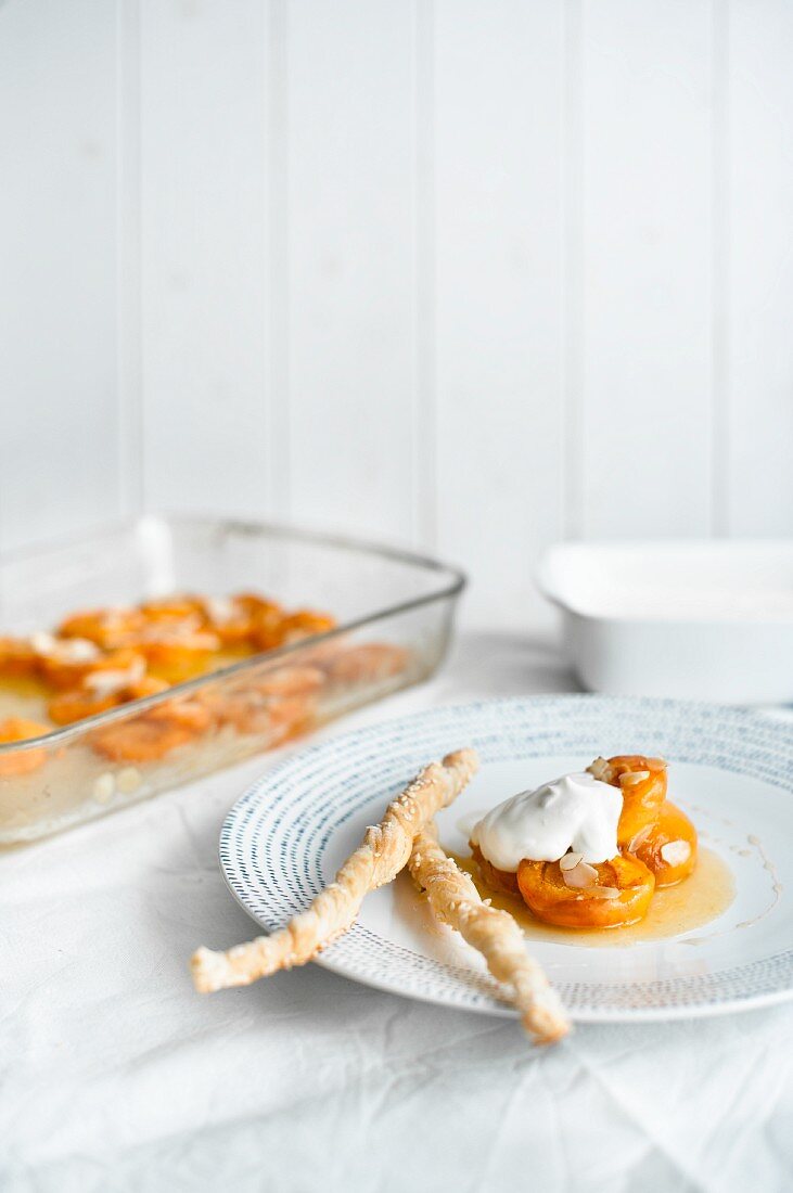 Aprikosen mit Mandelblättchen und Honig aus dem Ofen, dazu griechischer Joghurt und Sesamgebäck