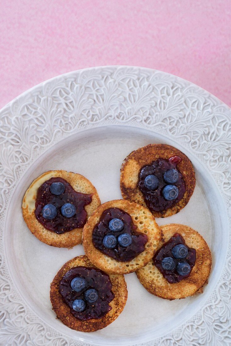 Kleine Pfannkuchen mit Blaubeeren und Blaubeermarmelade