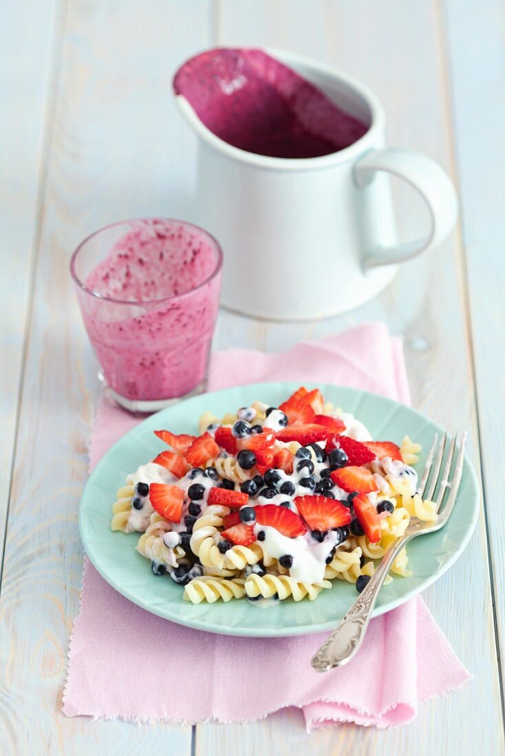 Fusilli mit Heidelbeeren, Erdbeeren und griechischem Joghurt