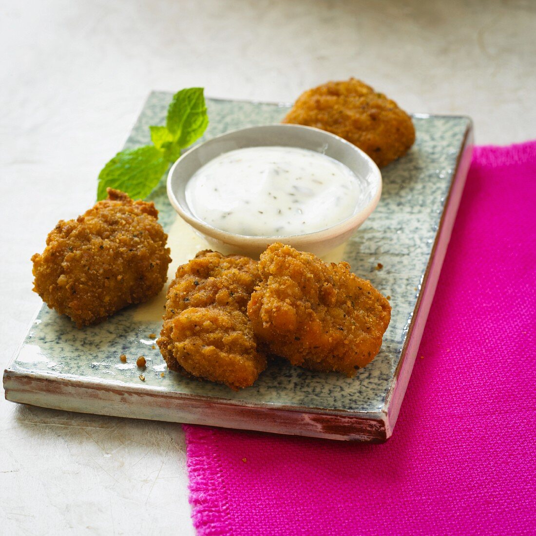 Würzige Hähnchennuggets mit Joghurtdip