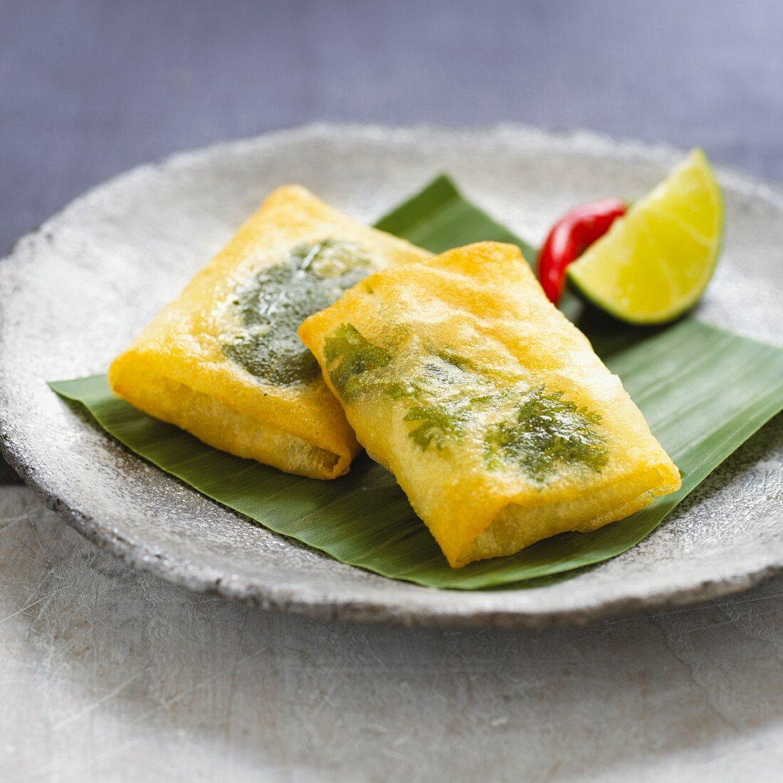 Prawn and herb parcels with chilli peppers and limes (Asia)