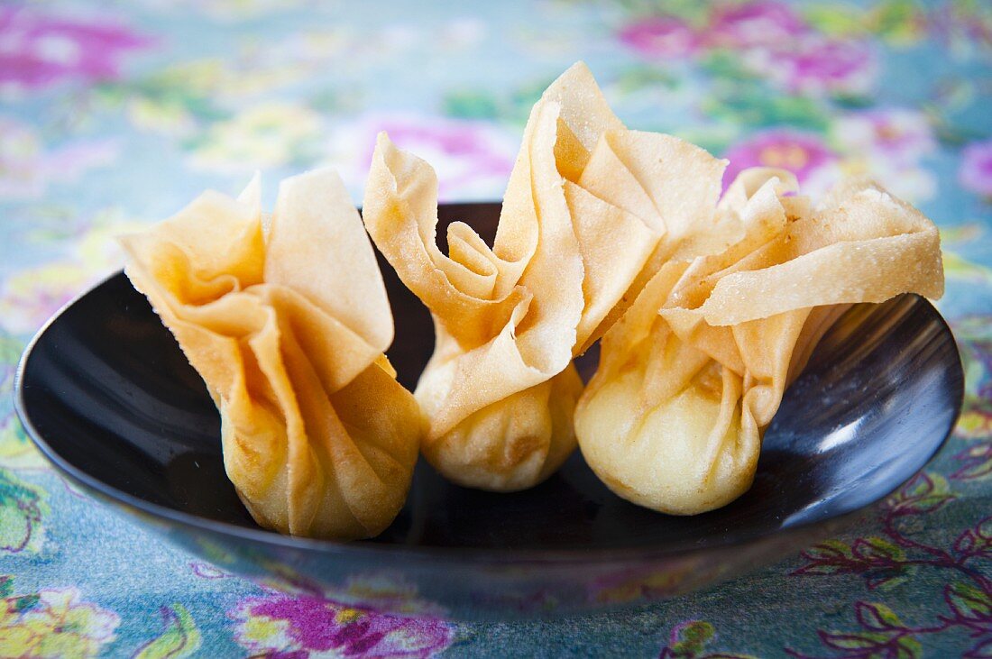 Deep-fried pastry parcels (China)