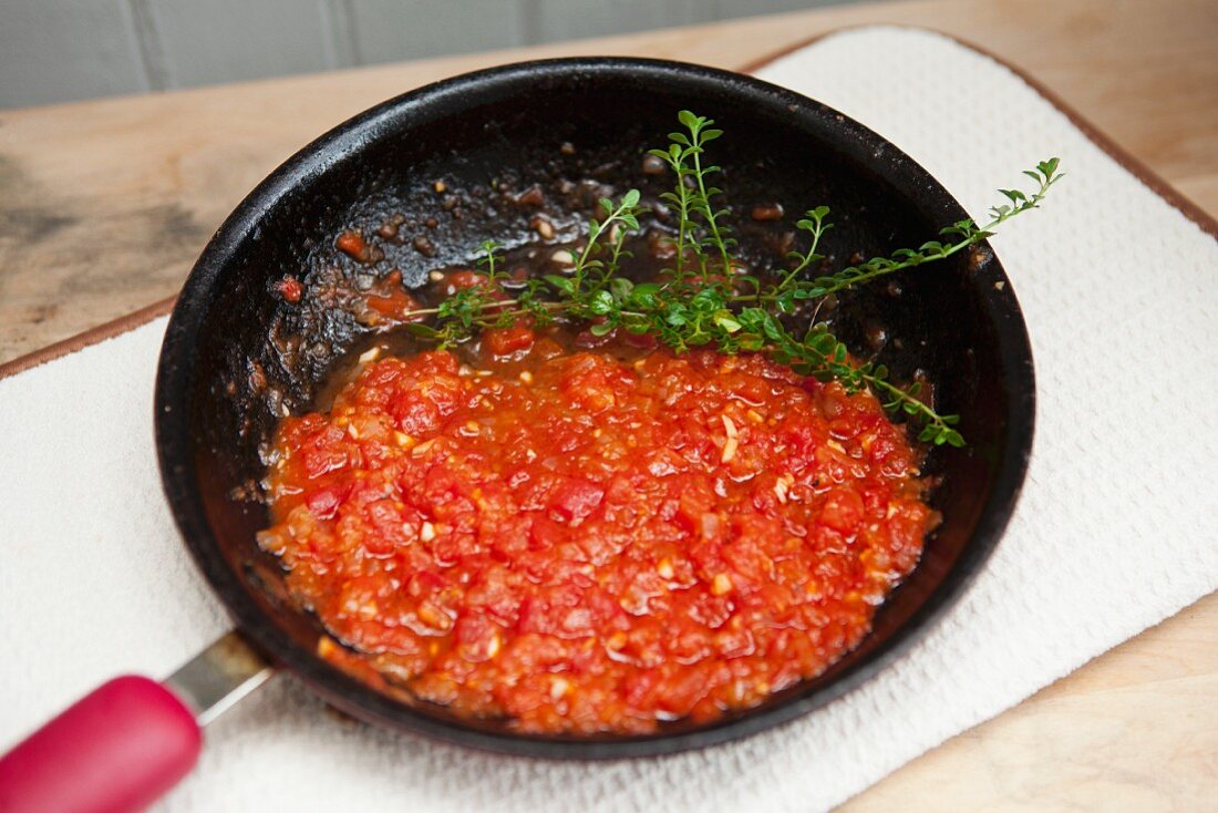 Tomatensauce mit Oregano in der Pfanne