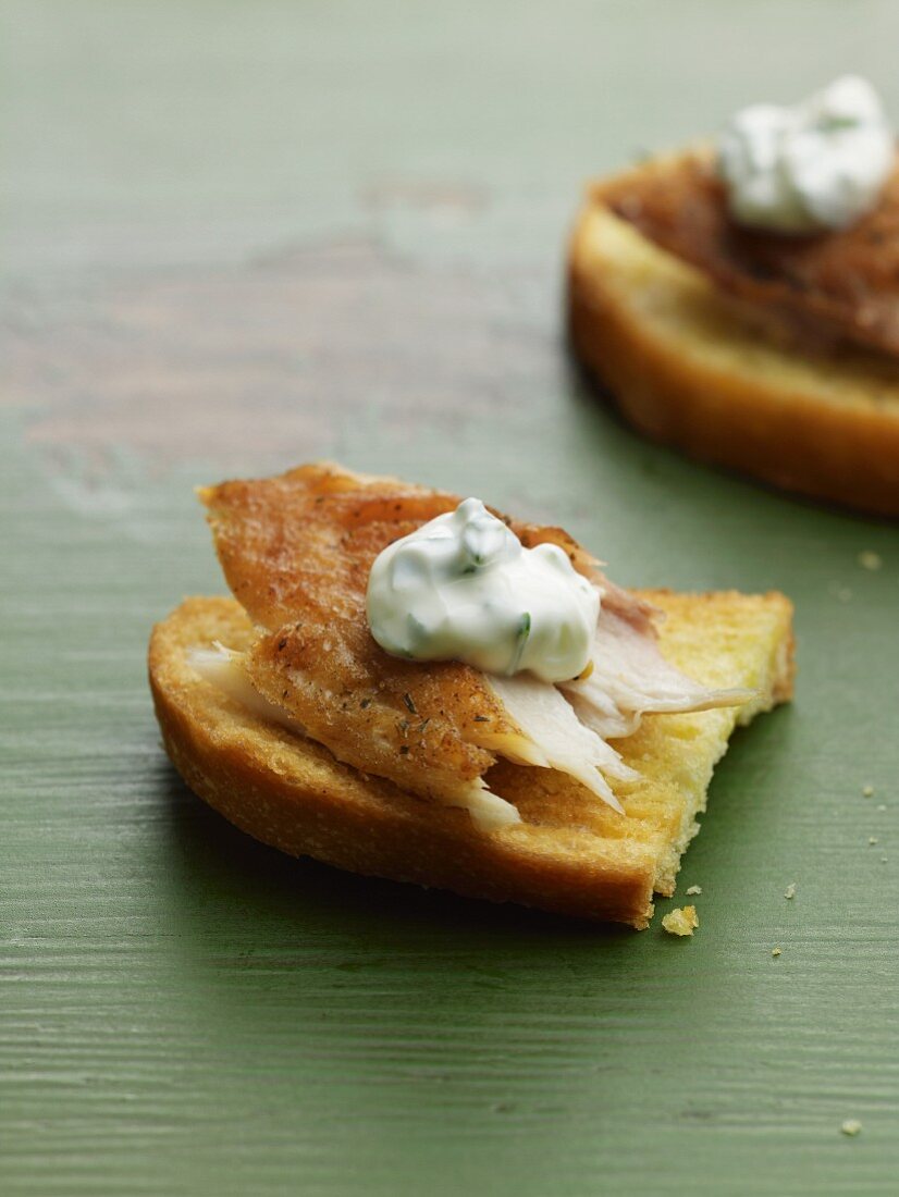 Bruschetta mit geräucherter Makrele und Sauerrahm