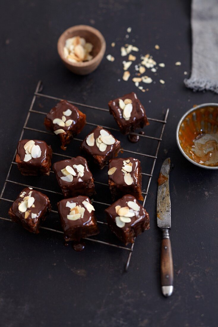 Chocolate gingerbread bites with flaked almonds