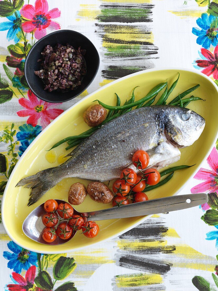 Baked sea bream with tomatoes, green beans and tapenade