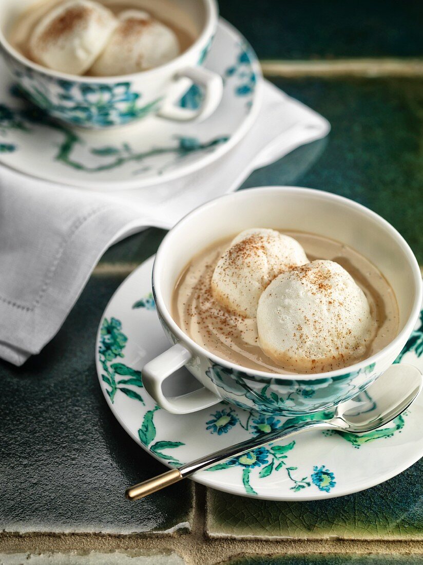 Eischneenocken in Tee-Vanille-Creme mit Zimtpulver