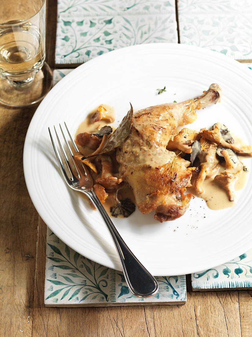 Gebratene Hähnchenkeule mit Vacherin und weisser Trüffelsauce