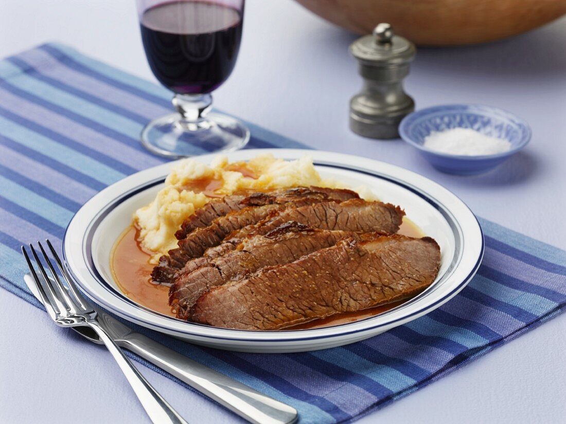 Beef Brisket - heißgeräuchertes Kernstück der Rinderbrust mit Kartoffelpüree