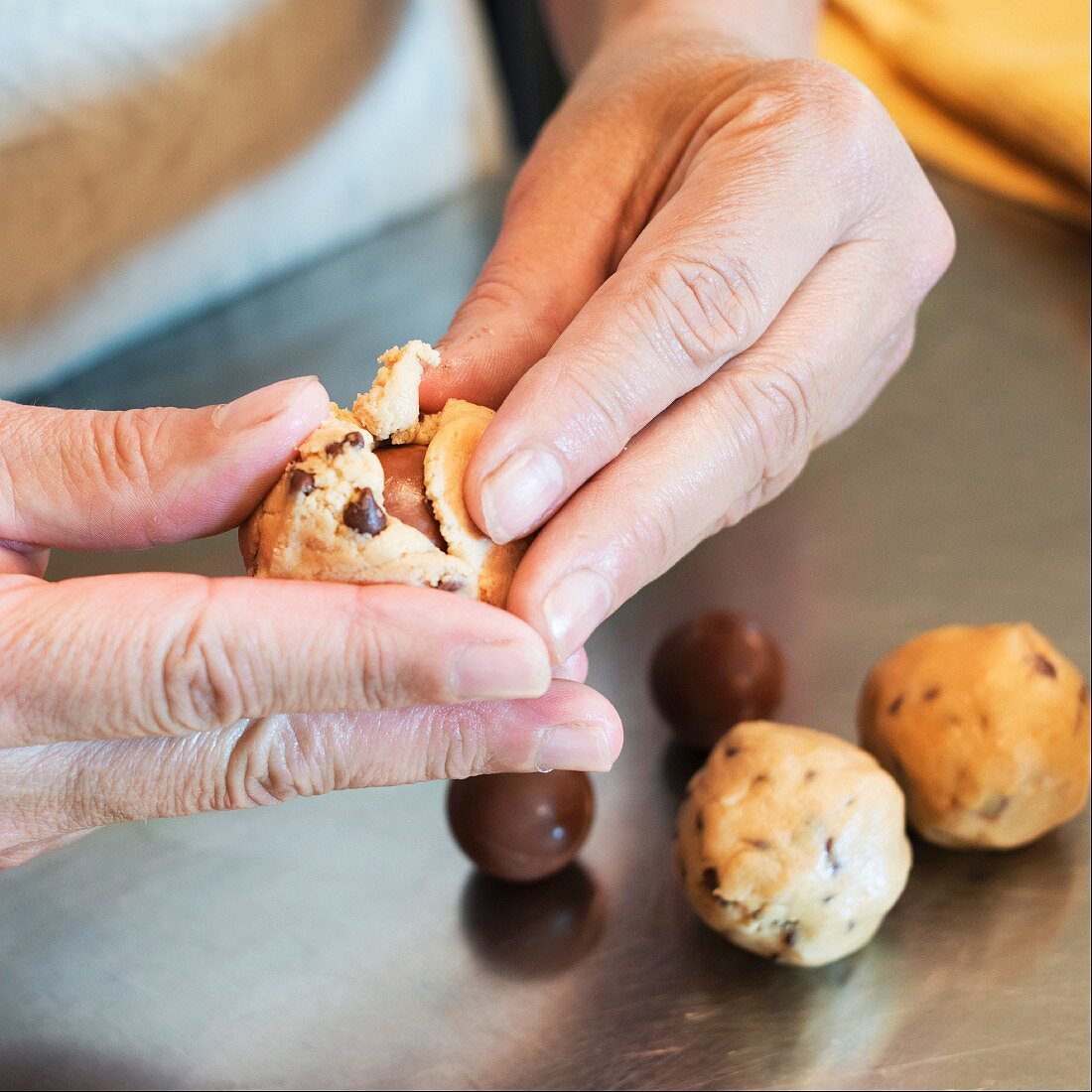 Muffins mit Schokoladenkugeln füllen