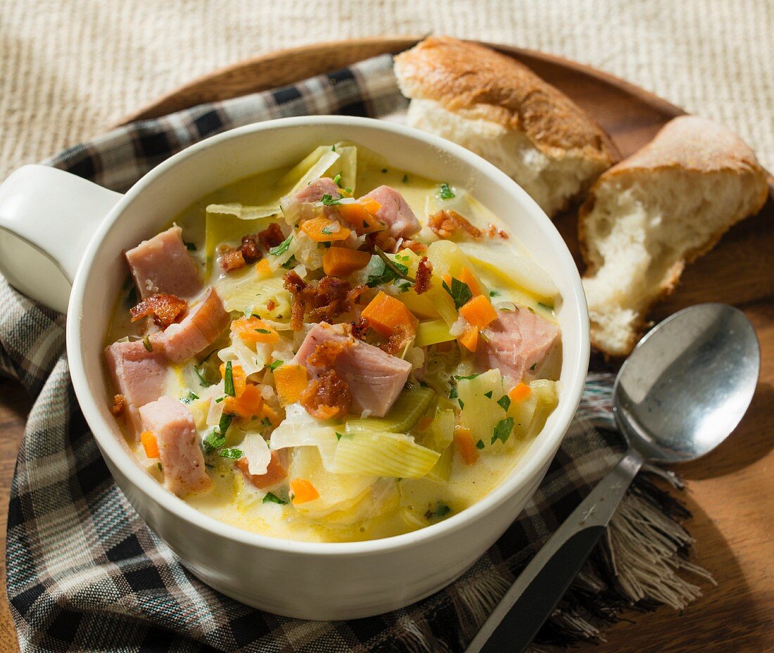 Chowder with leek, ham and carrots