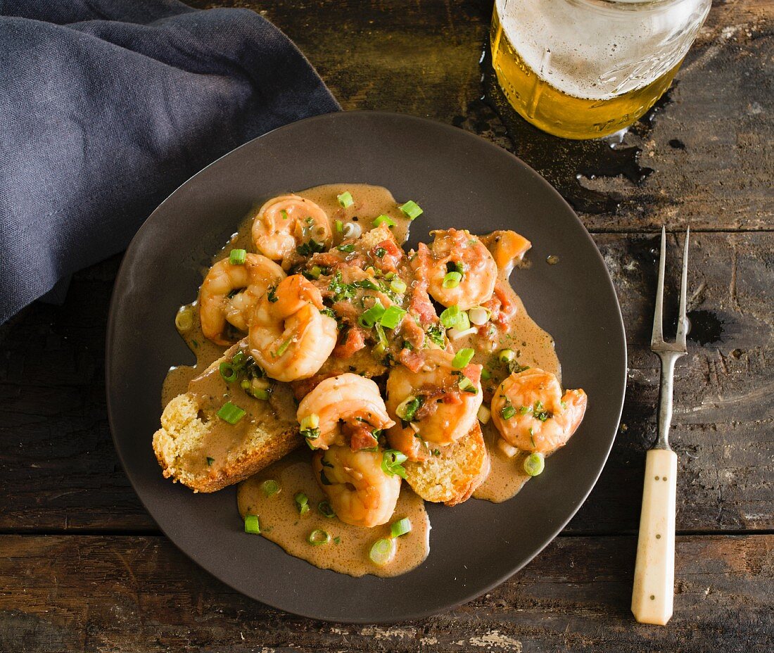 Würzige Shrimps mit Frühlingszwiebeln und Maisbrot