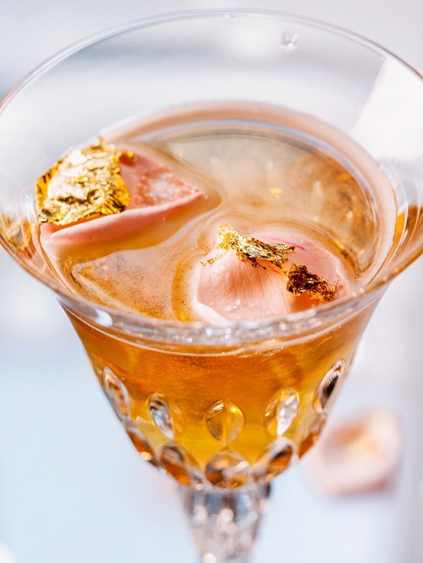 A cocktail made with black tea, champagne and vanilla