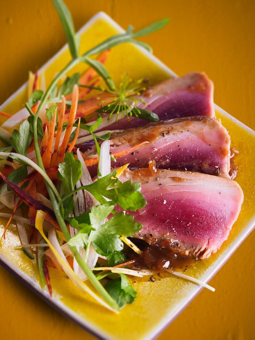 Flash-fried tuna with tea and vegetables