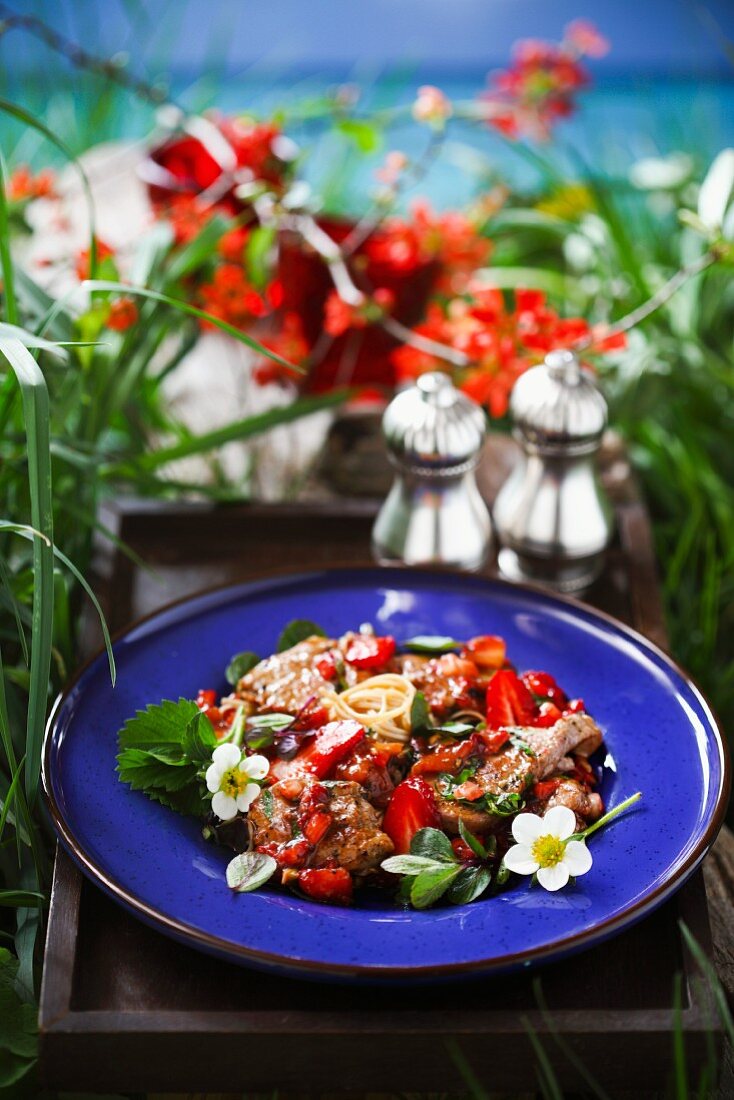 Schweinefilet, mariniert mit Erdbeeren