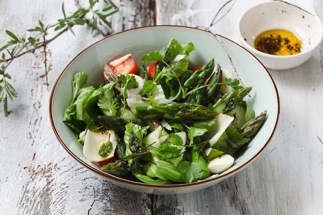 Spargelsalat mit Tomaten und Parmesan