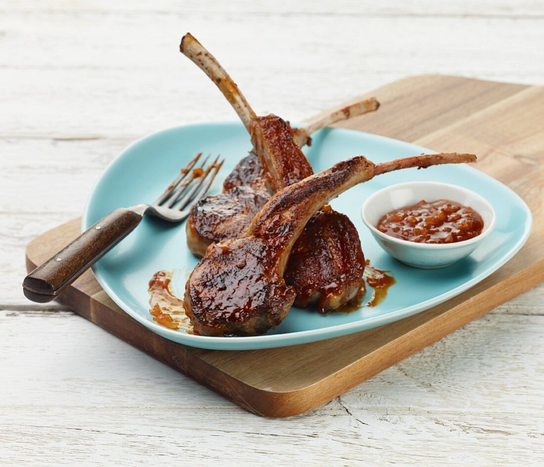Grilled lamb chops with smoked pepper and orange sauce
