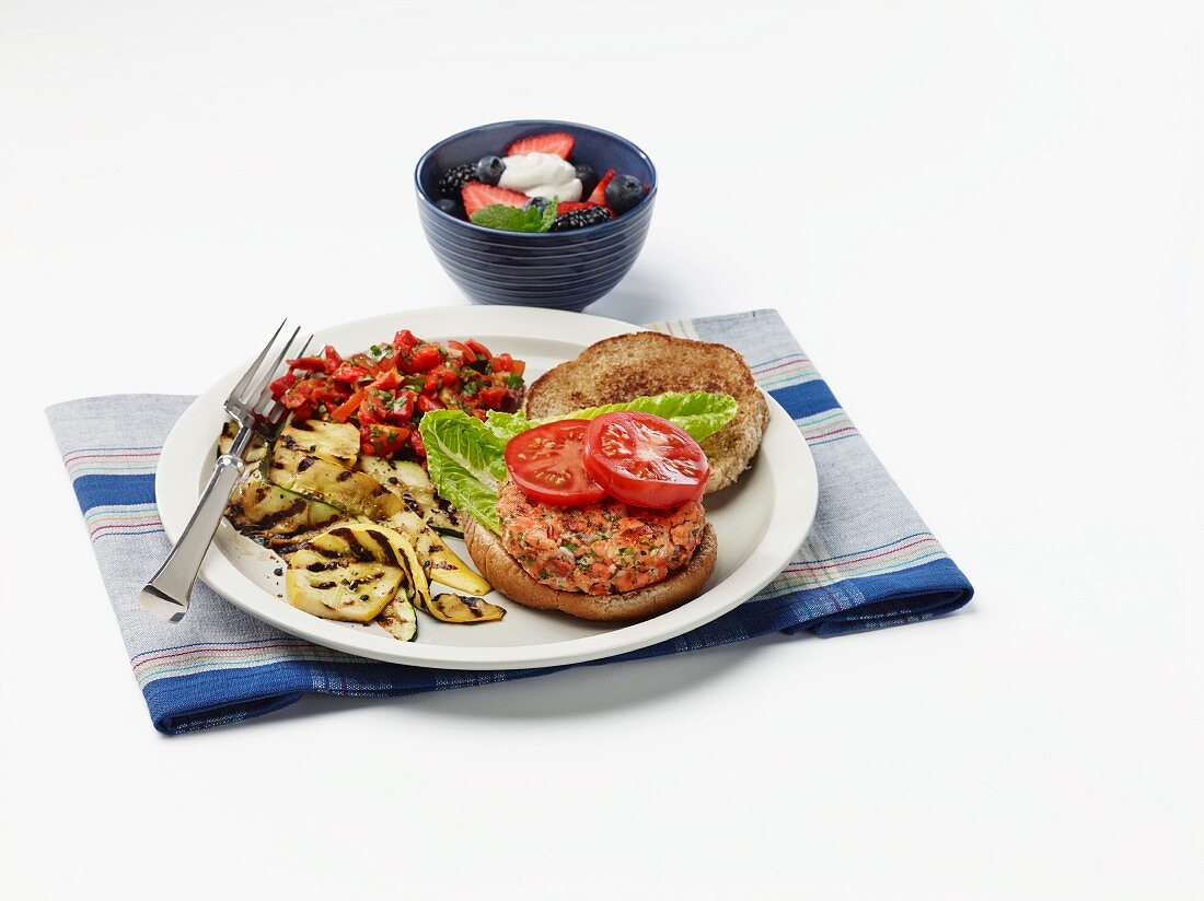Lachsburger mit gegrillten Zucchini und Paprikarelish für Diabetiker