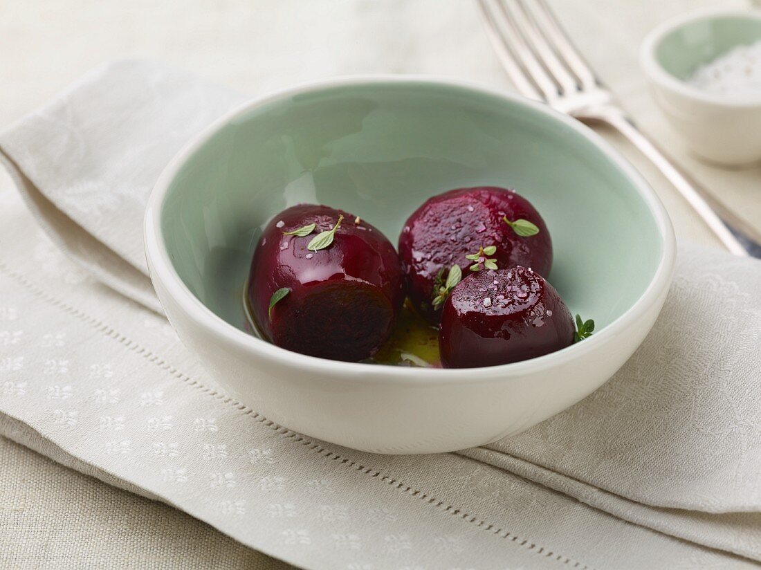 Marinated beetroot with salt and thyme