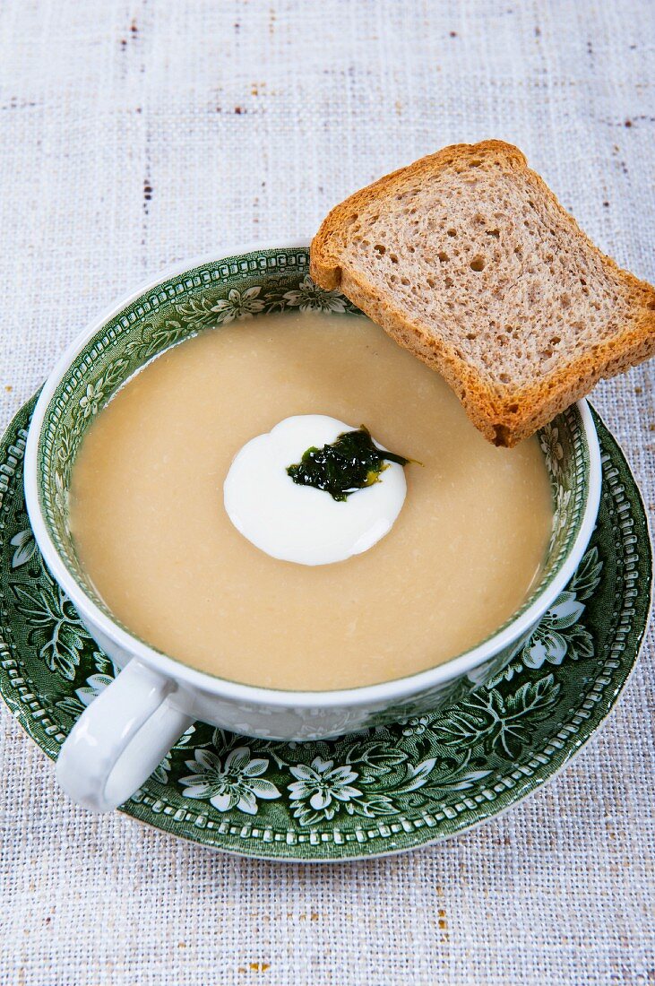 Cream of courgette soup with a slice of bread