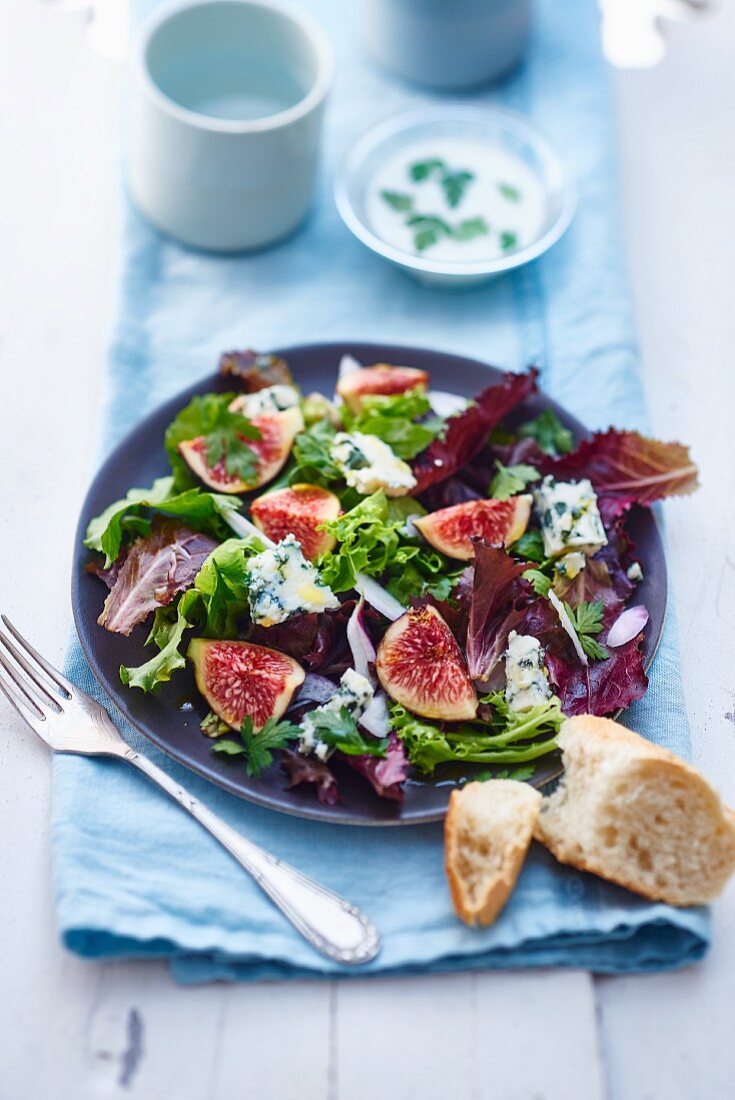 Blattsalat mit Feigen und Blauschimmelkäse