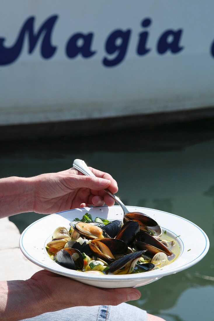 Zuppa di conchiglie (mussel soup, Italy)