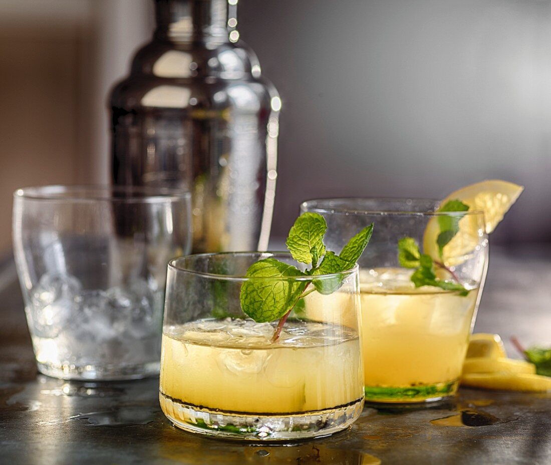Whiskey and lemon cocktails with mint