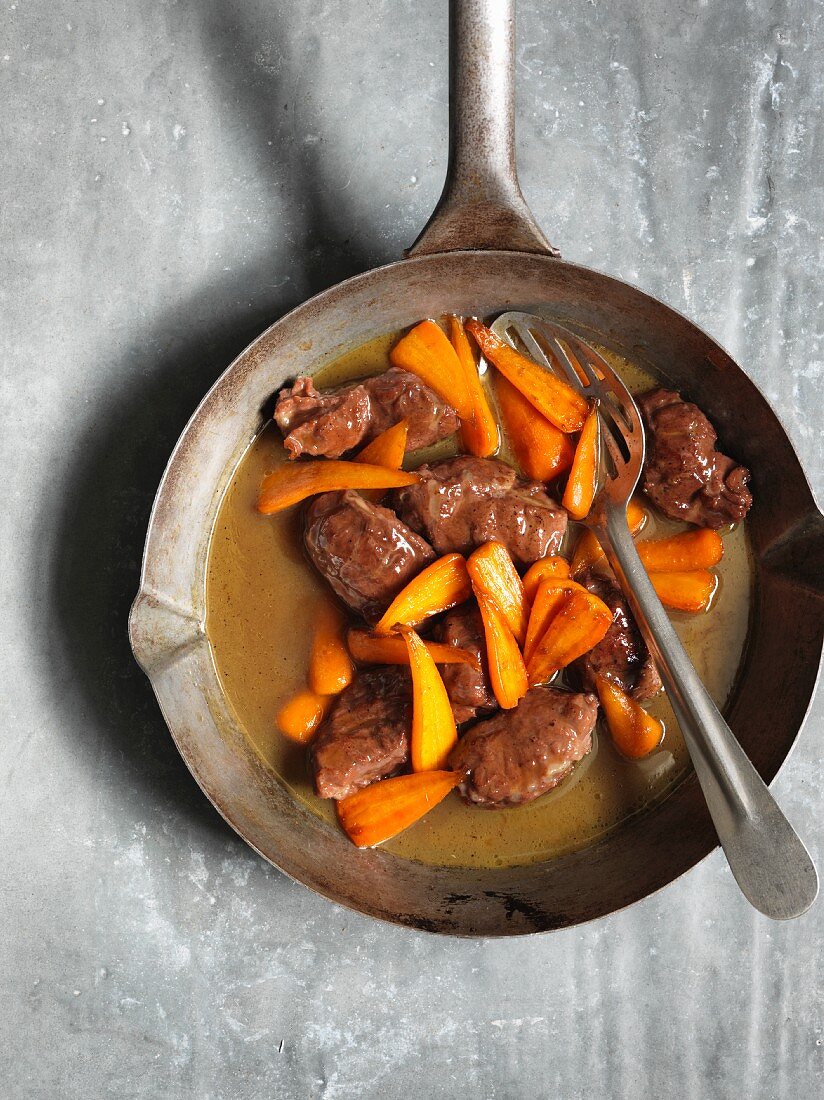 Braised pork cheeks with ginger and carrots