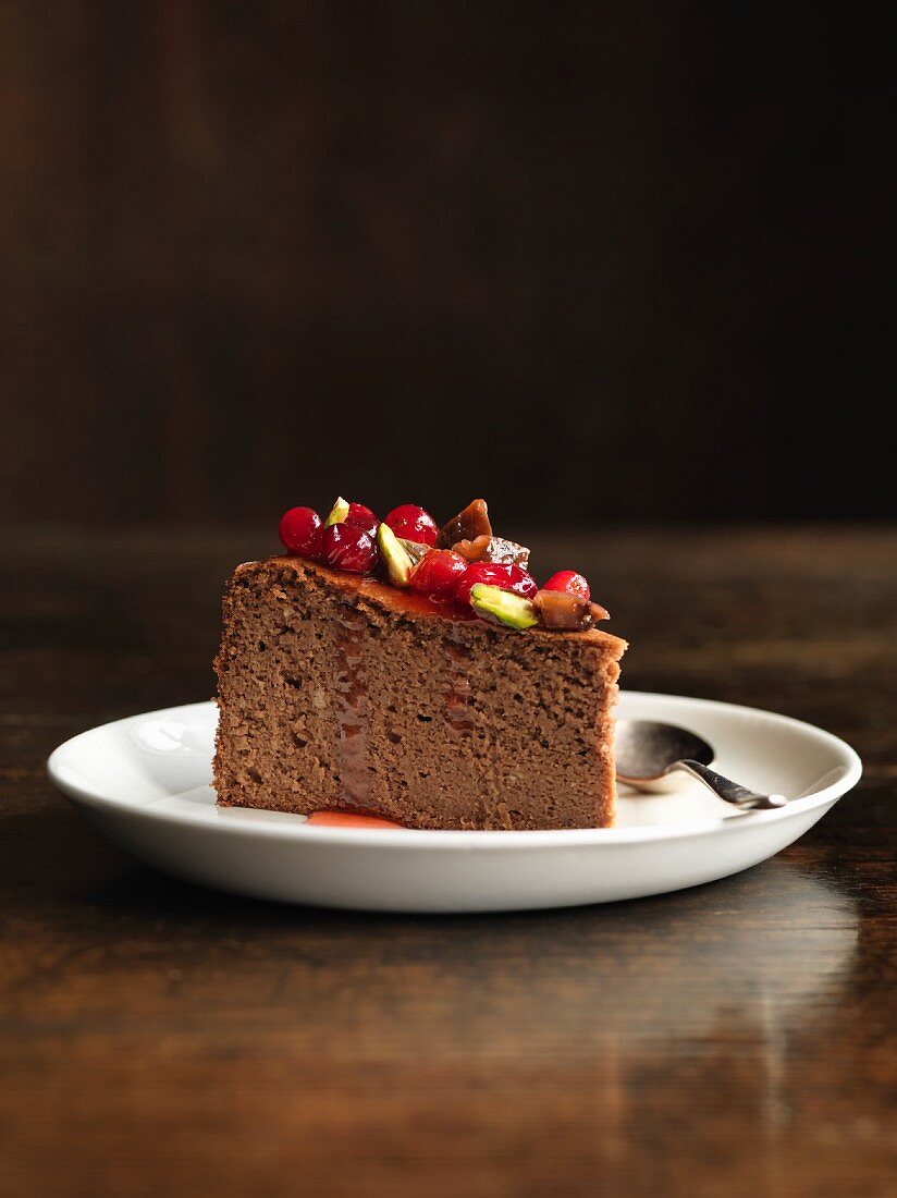 Ein Stück Schokoladen-Kastanien-Kuchen mit Cranberryconfit