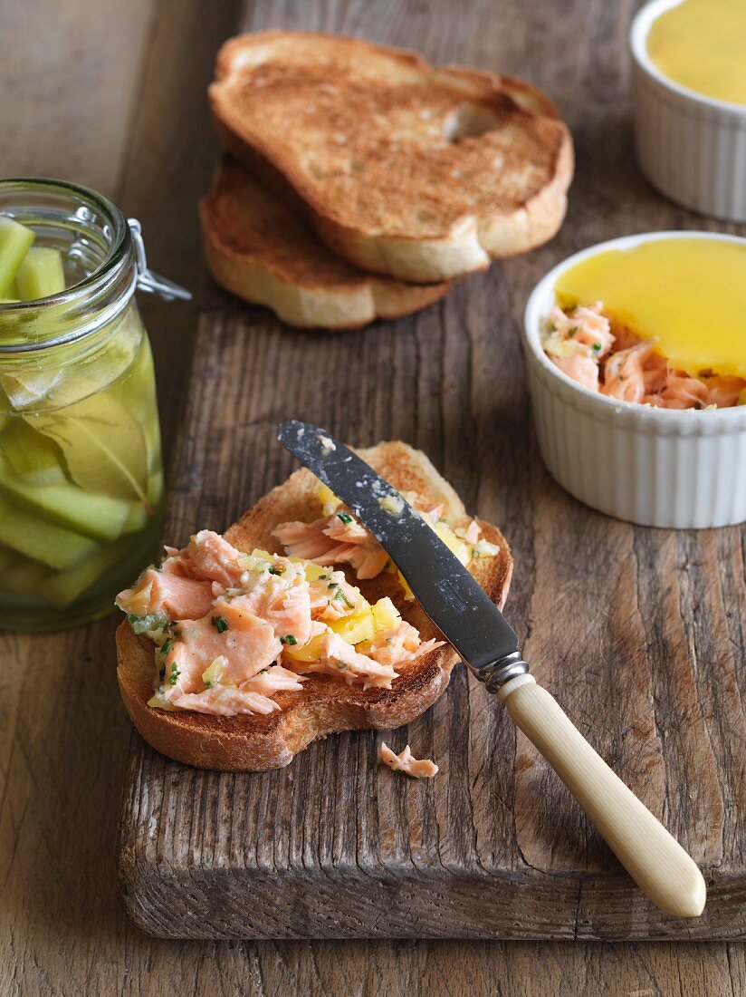 Lachs-Meerrettich-Aufstrich, Toastbrot und Essiggurken