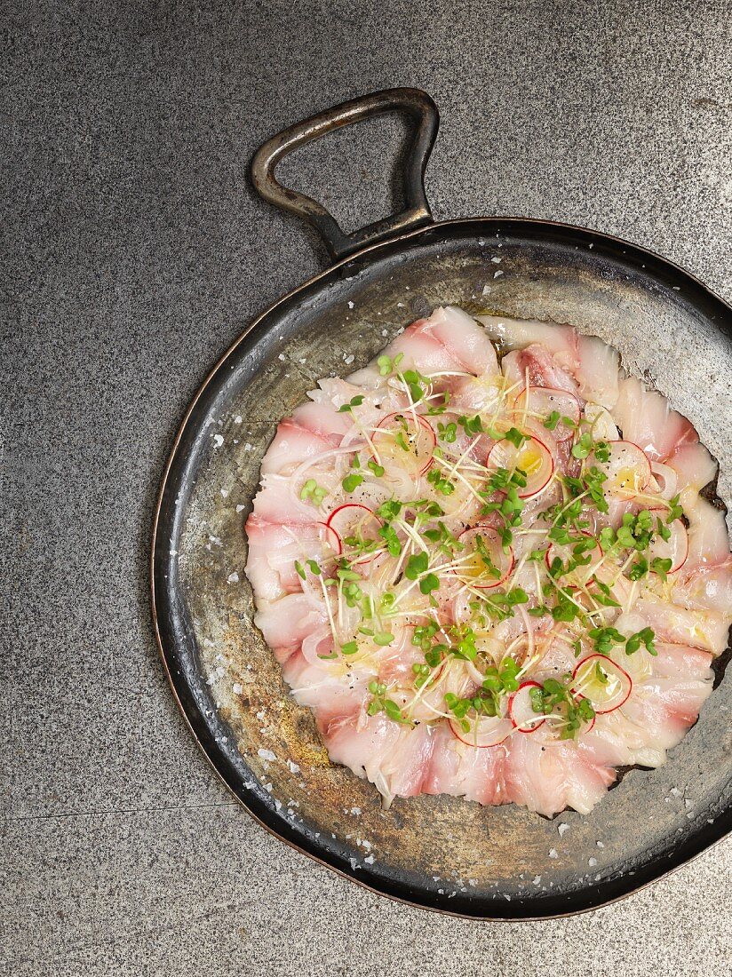 Räuchermakrelen-Carpaccio mit Radieschen und Kresse