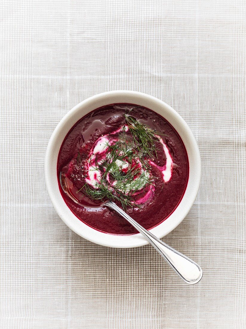 Rote-Bete-Suppe mit Sahnemeerettich und Dill