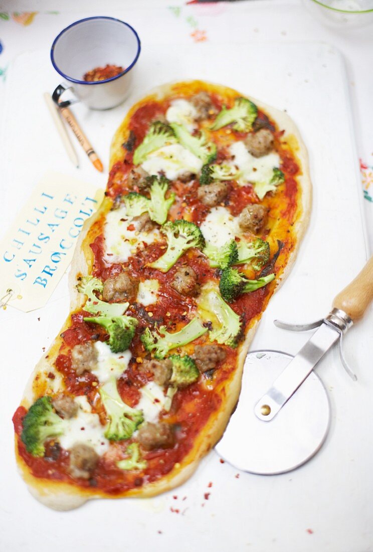 Rustikale Pizza mit Salsiccia, Brokkoli und Mozzarella