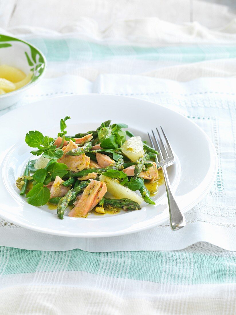 Mixed leaf salad with salmon and lemon pistachio vinaigrette