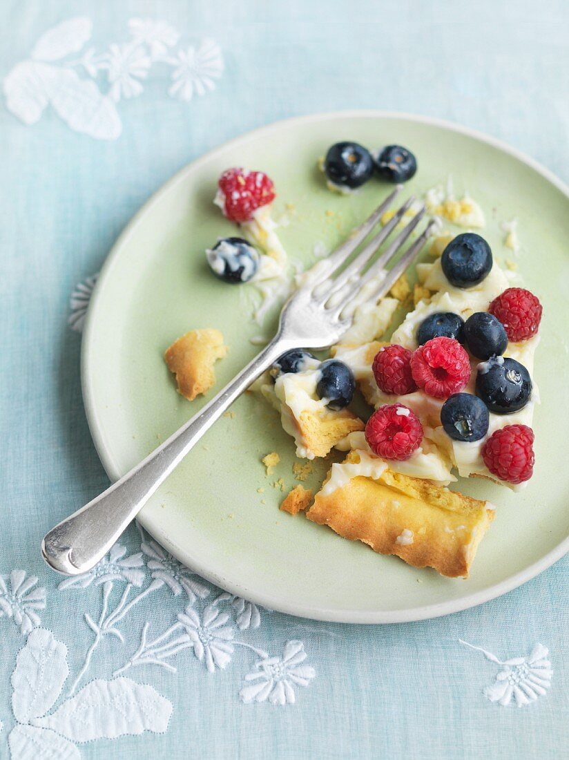 Berry tart with mascarpone and lemon cream