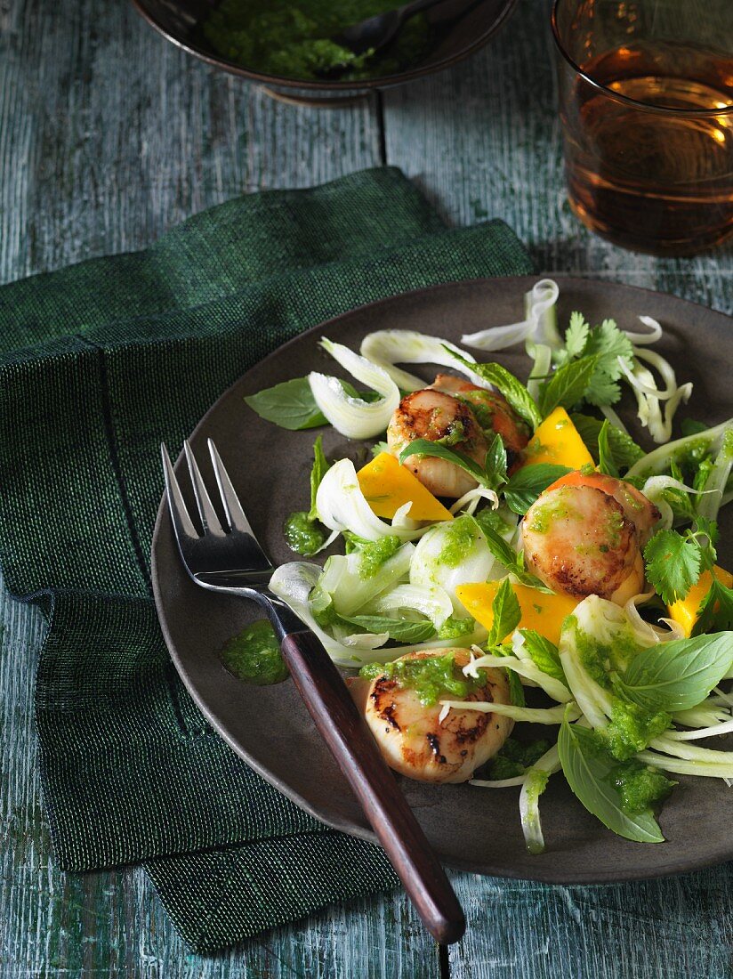 Herb salad with scallops, fennel and mango